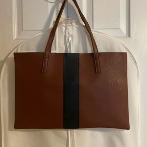 Vince Camuto leather messenger bag.
